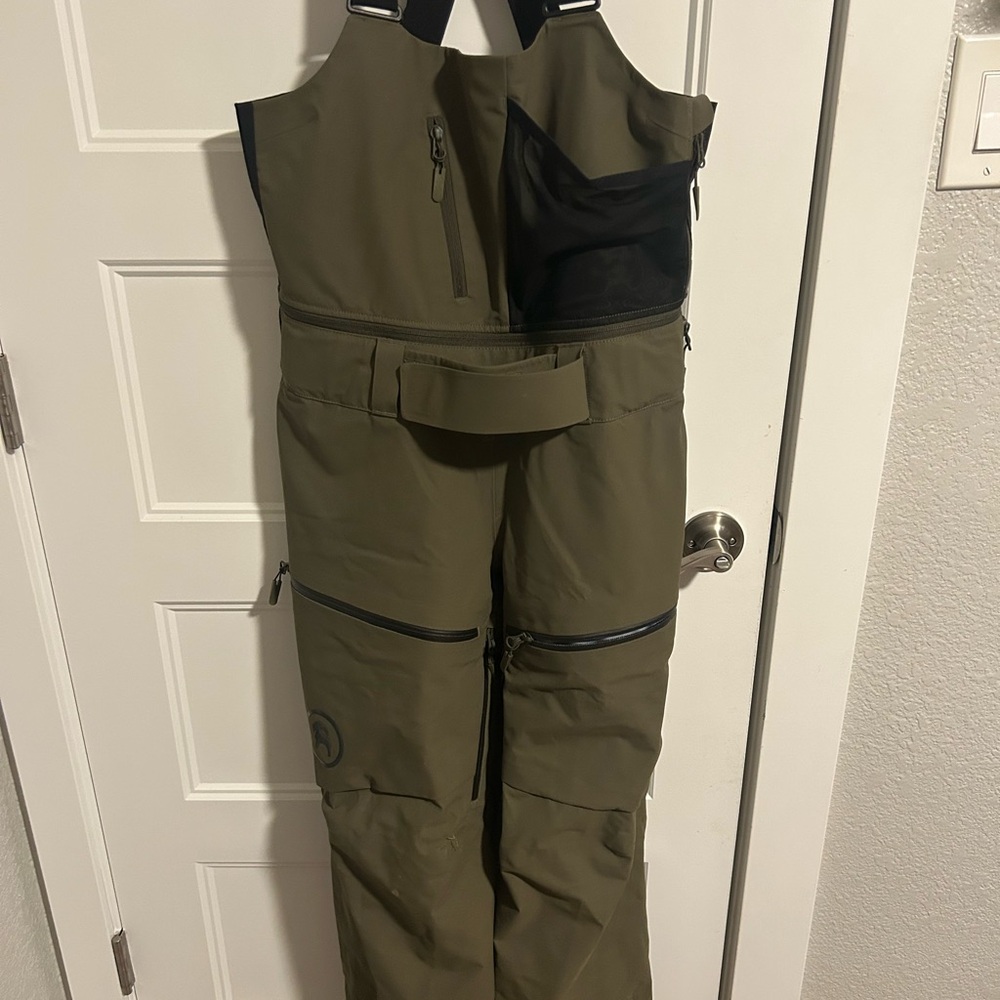 Brand new- Women’s GorTex Ski bibs- Medium